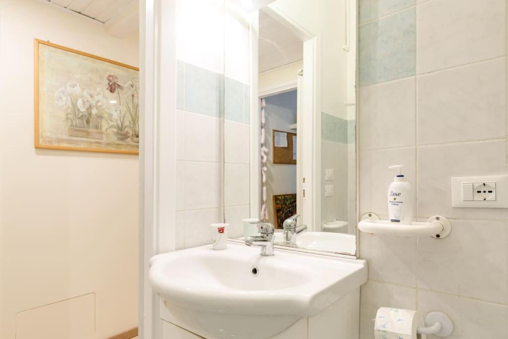 Apartment And Historic Rione Near Colosseo Rom