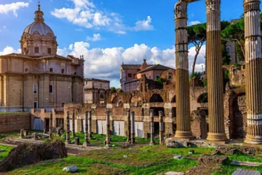 And Historic Rione Near Colosseo *
